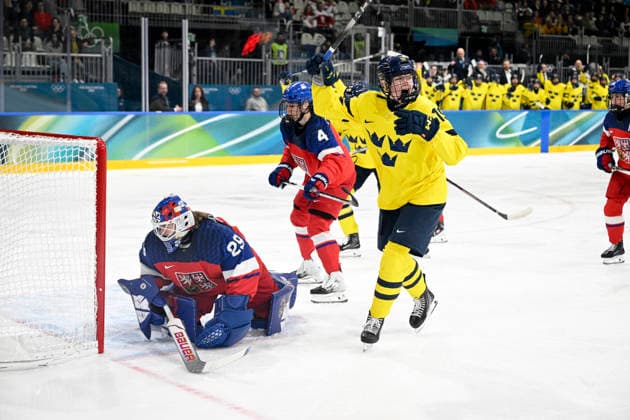 MILANO, ITALIEN 20260213 Sveriges Lisa Johansson jublar vid 0-1-malet av Hanna Svensson under fredagens kvartsfinal i damernas ishockey mellan Tjeckien och Sverige i Rho Ice hockey, Eishockey arena under OS i Milano. *** Bilden ingar i SPORTPAKET. För övriga BETALBILD *** MILANO ITALIEN x10070x *** MILANO, ITALY 20260213 Swedens Lisa Johansson cheers at the 0-1 goal by Hanna Svensson during Fridays womens ice hockey quarterfinal between the Czech Republic and Sweden at the Rho ice hockey arena during the Milan Olympics Picture in SPORTPAKET For others PAYPICTURE MILANO ITALY x10070x  Copyright: xJessicaxGow TTx OS 2026 ISHOCKEY TJECKIEN-SVERIGE
