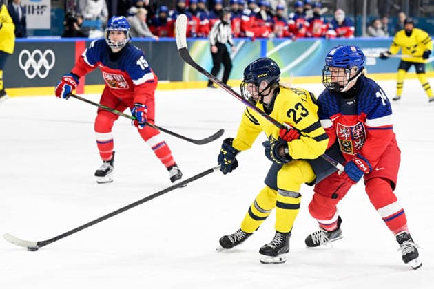 MILANO, ITALIEN 20260213 Sveriges Hilda Svensson och Tjeckiens Dominika Laskova under fredagens kvartsfinal i damernas ishockey mellan Tjeckien och Sverige i Rho Ice hockey, Eishockey arena under OS i Milano. *** Bilden ingar i SPORTPAKET. För övriga BETALBILD *** MILANO ITALIEN x10070x *** MILANO, ITALY 20260213 Swedens Hilda Svensson and the Czech Republics Dominika Laskova during Fridays womens ice hockey quarterfinal between the Czech Republic and Sweden at the Rho ice hockey arena during the Milan Olympics Picture in SPORTPAKET For others PAYPICTURE MILANO ITALY x10070x  Copyright: xJessicaxGow TTx OS 2026 ISHOCKEY TJECKIEN-SVERIGE
