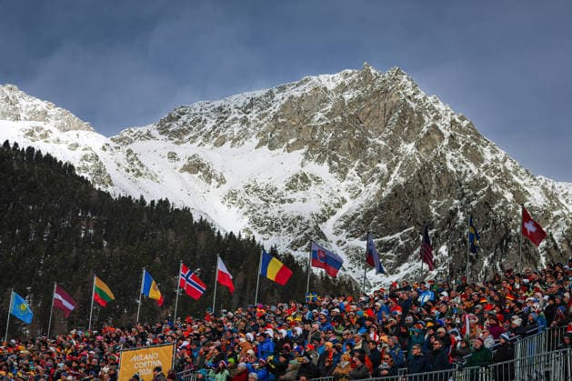 Antholz, Italien 13. Februar 2026: Biathlon Sprint Männer 10 km - Olympia 2026 Im Bild: Volle Fan-Tribünen beim Biathlon in Antholz mit Bergkulisse. Anterselva Biathlon Arena *** Antholz, Italy February 13, 2026 Biathlon Sprint Men 10 km Olympia 2026 In the picture Full fan stands at the biathlon in Antholz with mountain backdrop Anterselva Biathlon Arena Copyright: xFotostandx xHettichx
