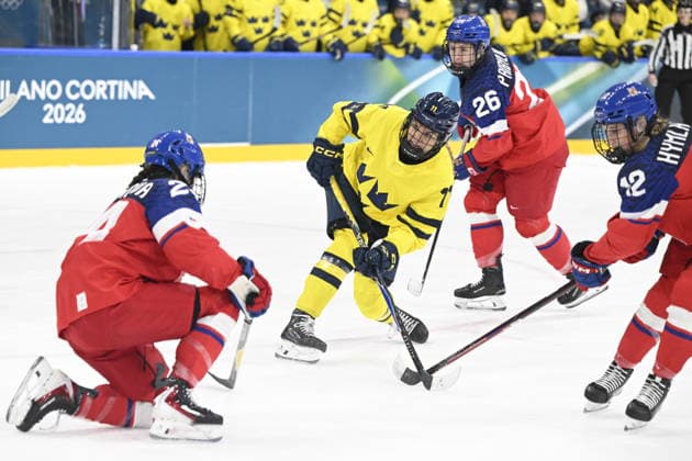 MILANO, ITALIEN 20260213 Sveriges Ida Karlsson (11) under fredagens kvartsfinal i damernas ishockey mellan Tjeckien och Sverige i Rho Ice hockey, Eishockey arena under OS i Milano. *** Bilden ingar i SPORTPAKET. För övriga BETALBILD *** MILANO ITALIEN x10070x *** MILANO, ITALY 20260213 Swedens Ida Karlsson 11 during Fridays womens ice hockey quarterfinal between the Czech Republic and Sweden in the Rho ice hockey arena during the Milan Olympics Picture in SPORTPAKET For others PAYPICTURE MILANO ITALY x10070x  Copyright: xJessicaxGow TTx OS 2026 ISHOCKEY TJECKIEN-SVERIGE