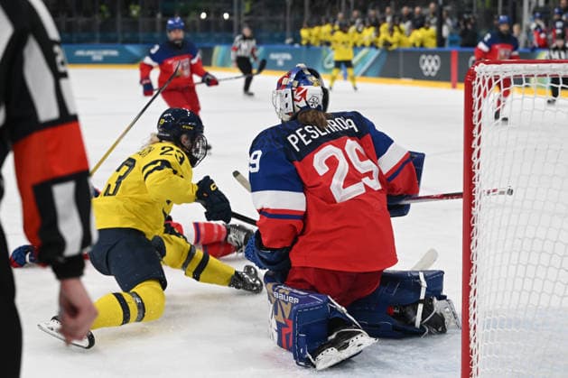 JOHANSSON Thea (SWE) vs PESLAROVA Klara (CZE) during Women s Ice hockey, Eishockey - Czechia vs Svezia, Olympic Winter games, Winterspiele,Spiele, Summer games Milano-Cortina 2026 in Milano, Italy, February 13 2026  Copyright: xFilippoxTomasi IPAxSportx xipa-agency.netx xx IPA_71442184 IPA_Agency_IPA71442184