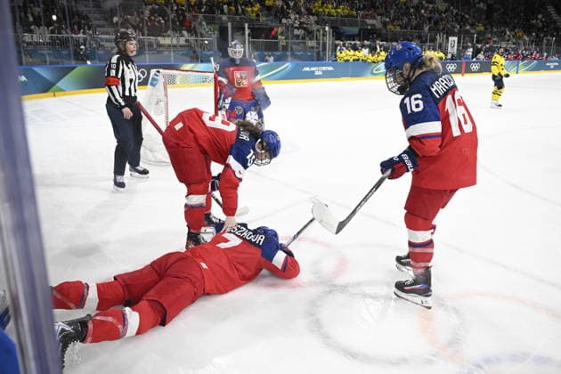 MILANO, ITALIEN 20260213 Tjeckiens Klara Seroiszkova (7) ligger pa isen och ses om av Natalie Mlynkova (19) och Katerina Mrazova (16) under fredagens kvartsfinal i damernas ishockey mellan Tjeckien och Sverige i Rho Ice hockey, Eishockey arena under OS i Milano. *** Bilden ingar i SPORTPAKET. För övriga BETALBILD *** MILANO ITALIEN x10070x *** MILANO, ITALY 20260213 Czech Republics Klara Seroiszkova 7 lies on the ice and is looked after by Natalie Mlynkova 19 and Katerina Mrazova 16 during Fridays womens ice hockey quarterfinal between the Czech Republic and Sweden at the Rho ice hockey arena during the Milan Olympics Picture in SPORT PACKAGE For others PAY PICTURE MILANO ITALY x10070x  Copyright: xJessicaxGow TTx OS 2026 ISHOCKEY TJECKIEN-SVERIGE