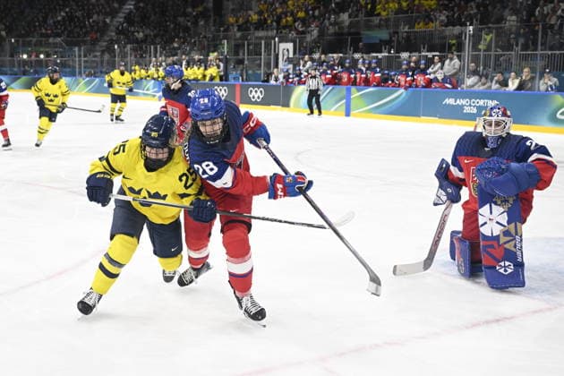 MILAN, ITALY 20260213 Sweden s Ebba Hedqvist (25) against Czech Republic s Noemi Neubauerova (28) in front of Czech Republic s goalie Klara Peslarova (29) during Friday s quarterfinal match in the women s Ice hockey, Eishockey between the Czech Republic and Sweden at the Rho ice hockey arena during the Olympic Games, Olympische Spiele, Olympia, OS in Milan. *** The image is included in the SPORTS PACKAGE. For others PAYMENT IMAGE *** MILANO ITALY x10070x *** MILAN, ITALY 20260213 Sweden s Ebba Hedqvist 25 against Czech Republic s Noemi Neubauerova 28 in front of Czech Republic s goalie Klara Peslarova 29 during Friday s quarterfinal match in the women s ice hockey between the Czech Republic and Sweden at the Rho ice hockey arena during the Olympic Games in Milan The image is included in the SPORTS PACKAGE For others PAYMENT IMAGE MILANO ITALY x10070x  Copyright: xJessicaxGow TTx 2026 OLYMPICS ICE HOCKEY CZECH REPUBLIC-SWEDEN