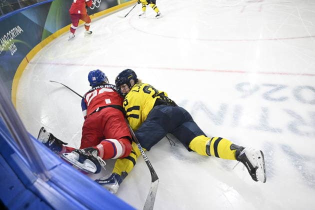 MILAN, ITALY 20260213 Czech Republic s Noemi Neubauerova (28) and Sweden s Lina Ljungblom (25) during Friday s quarterfinal match in the women s Ice hockey, Eishockey between the Czech Republic and Sweden at the Rho ice hockey arena during the Milan Olympics. *** The image is included in the SPORTS PACKAGE. For others PAYMENT IMAGE *** MILANO ITALY x10070x *** MILAN, ITALY 20260213 Czech Republic s Noemi Neubauerova 28 and Sweden s Lina Ljungblom 25 during Friday s quarterfinal match in the women s ice hockey between the Czech Republic and Sweden at the Rho ice hockey arena during the Milan Olympics The image is included in the SPORTS PACKAGE For others PAYMENT IMAGE MILANO ITALY x10070x  Copyright: xJessicaxGow TTx 2026 OLYMPICS ICE HOCKEY CZECH REPUBLIC-SWEDEN