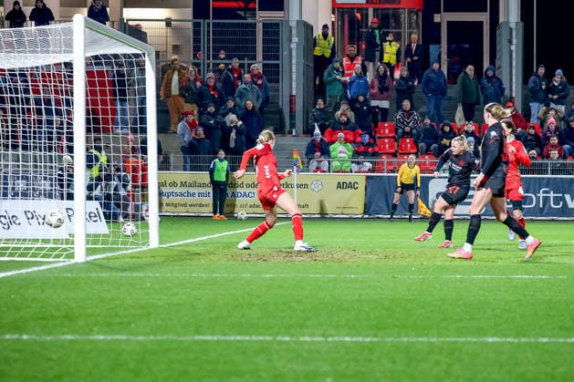 13 02 2026, xsscx, Women Football, Bayer 04 Leverkusen 1 FC Koeln, 1 Fussball Bundesliga, 18 Spieltag, Ulrich Haberland Stadion, Saison 2025 2026 Vanessa Fudalla Bayer 04 Leverkusen 21 schiesst das Tor zum 1 0 DFB regulations prohibit any use of photographs as image sequences and or quasi video Photo xSandraxScherningxPressefotoKochx Nordrhein Westfalen Germany