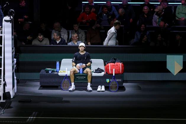 ABN AMRO Open 2026 - Quarter Finals Alex de Minaur of Australia spotted resting during the tennis game at the Men s Single category, a match against Botic van de Zandschulp of the Netherlands at the indoor ATP500 tournament ABN AMRO Open 2026 in Ahoy arena venue. Rotterdam, the Netherlands on February 13, 2026 Rotterdam Netherlands  Copyright: xNicolasxEconomoux originalFilename:economou-notitle260213_npQDh.jpg