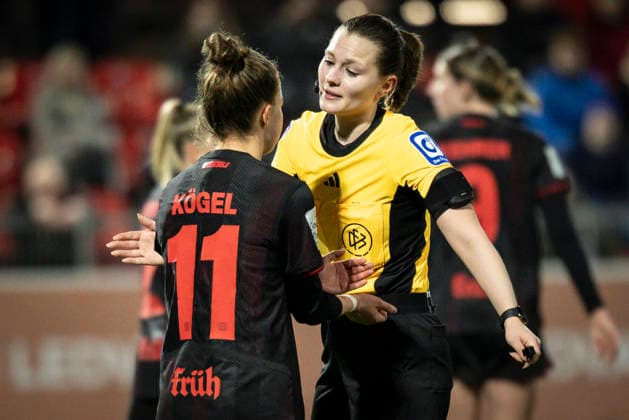 Womens Soccer Bundesliga Bayer 04 Leverkusen 1 FC Köln, 13 02 2026 Kristin Kögel Bayer 04 Leverkusen, 11 and referee Selina Menzel Stutensee discuss and gesticulate Bayer 04 Leverkusen 1 FC Köln on matchday 18 of the Google Pixel Womens Bundesliga on 13 02 2026 at Ulrich Haberland Stadium in Leverkusen North Rhine-Westphalia DFL REGULATIONS PROHIBIT ANY USE OF PHOTOGRAPHS AS IMAGE SEQUENCES AND OR QUASI VIDEO Copyright: xBEAUTIFULxSPORTS AxelxKohringx