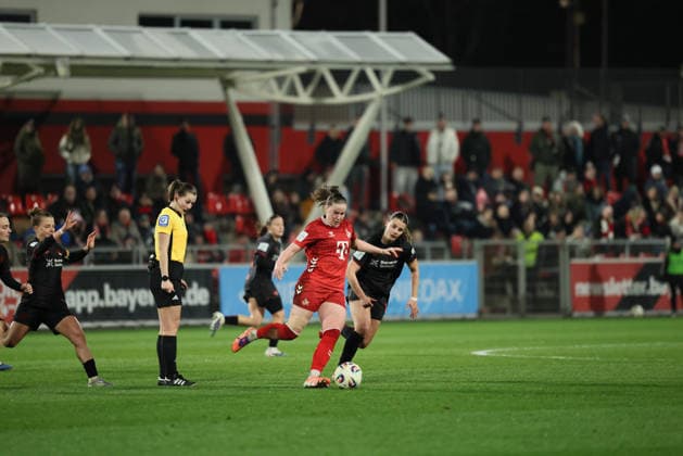Womens Soccer Bundesliga Bayer 04 Leverkusen 1 FC Köln, 13 02 2026 Selina Menzel Stutensee watch the duel of Adriana Achcinska 1 FC Köln, 9 and Bayer 04 Leverkusen 1 FC Köln on matchday 18 of the Google Pixel Womens Bundesliga on 13 02 2026 at Ulrich Haberland Stadion in Leverkusen Nordrhein Westfalen DFL REGULATIONS PROHIBIT ANY USE OF PHOTOGRAPHS AS IMAGE SEQUENCES AND OR QUASI VIDEO Copyright: xBEAUTIFULxSPORTS AxelxKohringx