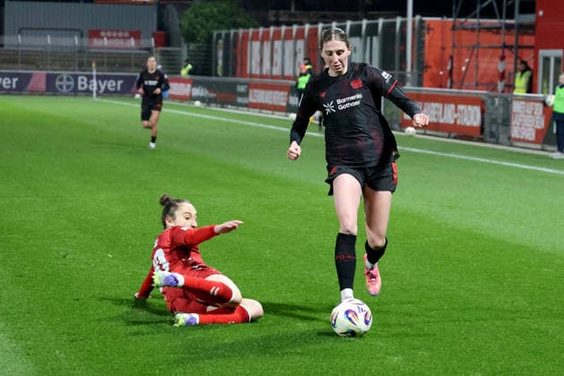 13 02 2026, xsscx, Frauen Fussball, Bayer 04 Leverkusen 1 FC Koeln, 1 Fussball Bundesliga, 18 Spieltag, Ulrich Haberland Stadion, Saison 2025 2026 Sylwia Matysik 1 FC Koeln 20 im Zweikampf gegen Caroline Kehrer Bayer 04 Leverkusen 9 DFB regulations prohibit any use of photographs as image sequences and or quasi video Photo xSandraxScherningxPressefotoKochx Nordrhein Westfalen Germany