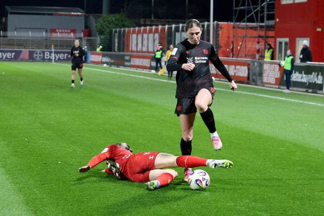 13 02 2026, xsscx, Frauen Fussball, Bayer 04 Leverkusen 1 FC Koeln, 1 Fussball Bundesliga, 18 Spieltag, Ulrich Haberland Stadion, Saison 2025 2026 Sylwia Matysik 1 FC Koeln 20 im Zweikampf gegen Caroline Kehrer Bayer 04 Leverkusen 9 DFB regulations prohibit any use of photographs as image sequences and or quasi video Photo xSandraxScherningxPressefotoKochx Nordrhein Westfalen Germany
