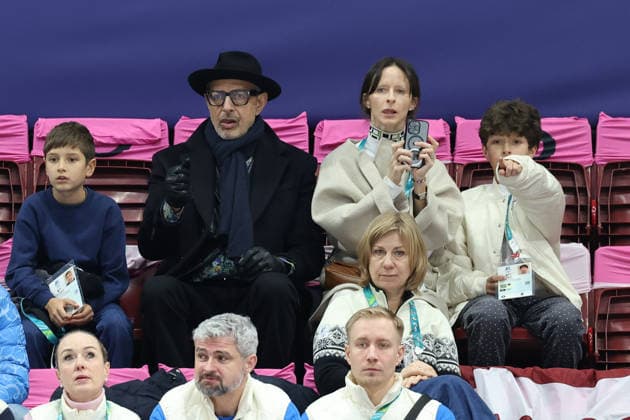 February 13, 2026, Milan, Lombardy, Italy: Actor JEFF GOLDBLUM, his wife actress EMILIE LIVINGSTON and their kids RIVER GOLDBLUM and CHARLIE GOLDLUM attend the Free Skating program in the Men Single Skating of the Figure skating, Eiskunstlauf at the Milano Cortina 2026 Winter Olympic Games, Olympische Spiele, Olympia, OS Milan Italy - ZUMAc179 20260213_oly_c179_125 Copyright: xMickaelxChavetx