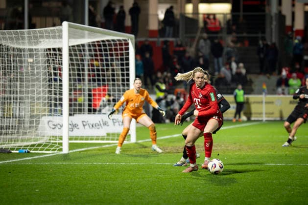Womens Soccer Bundesliga Bayer 04 Leverkusen 1 FC Köln, 13 02 2026 Sandra Maria Jessen 1 FC Köln, 6 , left in goal Rafaela Borggraefe Bayer 04 Leverkusen, 12 Bayer 04 Leverkusen 1 FC Köln on matchday 18 of the Google Pixel Womens Bundesliga on 13 02 2026 at Ulrich Haberland Stadium in Leverkusen North Rhine-Westphalia DFL REGULATIONS PROHIBIT ANY USE OF PHOTOGRAPHS AS IMAGE SEQUENCES AND OR QUASI VIDEO Copyright: xBEAUTIFULxSPORTS AxelxKohringx