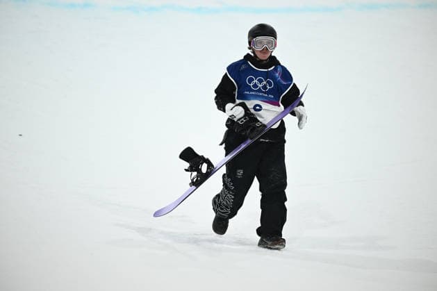 2026 WINTER Olympic Games, Olympische Spiele, Olympia, OS Campbell Melville Ives of New Zealand after falling in the 2nd run of the Men™s Snowboard Halfpipe Final at the Livigno Snow Park on day 7 of the 2026 Milano Cortina Winter Olympic Games in Italy, Friday, February 13, 2026. ( NO ARCHIVING, EDITORIAL USE ONLY MILANO LOMBARDY ITALY  Copyright: xDANxHIMBRECHTSx 20260214135279413647