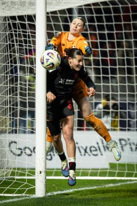 Womens Soccer Bundesliga Bayer 04 Leverkusen 1 FC Köln, 13 02 2026 Rafaela Borggraefe Bayer 04 Leverkusen, 12 and Melissa Friedrich Bayer 04 Leverkusen, 3 defend a corner kick together Bayer 04 Leverkusen 1 FC Köln on matchday 18 of the Google Pixel Womens Bundesliga on 13 02 2026 at Ulrich Haberland Stadion in Leverkusen Nordrhein Westfalen DFL REGULATIONS PROHIBIT ANY USE OF PHOTOGRAPHS AS IMAGE SEQUENCES AND OR QUASI VIDEO Copyright: xBEAUTIFULxSPORTS AxelxKohringx