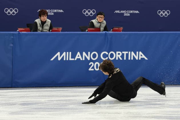 February 13, 2026, Milan, Lombardy, Italy: ADAM HAGARA of Slovakia falls during his Free Skating routine in the Men Single Skating of the Figure skating, Eiskunstlauf at the Milano Cortina 2026 Winter Olympic Games, Olympische Spiele, Olympia, OS Milan Italy - ZUMAc179 20260213_oly_c179_194 Copyright: xMickaelxChavetx