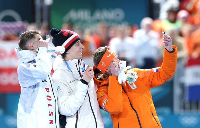 (260213) -- MILAN, Feb. 13, 2026 -- Gold medalist Metodej Jilek (C) of the Czech Republic, silver medalist Vladimir Semirunniy (L) of Poland and bronze medalist Jorrit Bergsma of the Netherlands take a selfie during the awarding ceremony of the Speed skating, Eisschnelllauf men s 10000m event at the Milan-Cortina 2026 Olympic Winter games, Winterspiele,Spiele, Summer games in Milan, Italy, Feb. 13, 2026. ) (MICO2026)ITALY-MILAN-OLYMPIC WINTER GAMES-SPEED SKATING-MEN S 10000M LixJing 