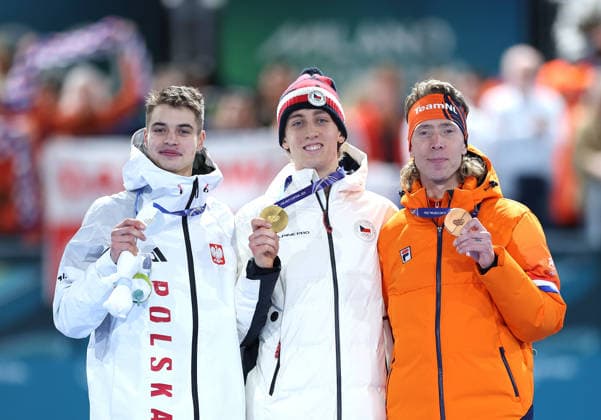 (260213) -- MILAN, Feb. 13, 2026 -- Gold medalist Metodej Jilek (C) of the Czech Republic, silver medalist Vladimir Semirunniy (L) of Poland and bronze medalist Jorrit Bergsma of the Netherlands pose for photos during the awarding ceremony of the Speed skating, Eisschnelllauf men s 10000m event at the Milan-Cortina 2026 Olympic Winter games, Winterspiele,Spiele, Summer games in Milan, Italy, Feb. 13, 2026. ) (MICO2026)ITALY-MILAN-OLYMPIC WINTER GAMES-SPEED SKATING-MEN S 10000M LixJing 