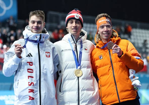 (260213) -- MILAN, Feb. 13, 2026 -- Gold medalist Metodej Jilek (C) of the Czech Republic, silver medalist Vladimir Semirunniy (L) of Poland and bronze medalist Jorrit Bergsma of the Netherlands pose for photos during the awarding ceremony of the Speed skating, Eisschnelllauf men s 10000m event at the Milan-Cortina 2026 Olympic Winter games, Winterspiele,Spiele, Summer games in Milan, Italy, Feb. 13, 2026. ) (MICO2026)ITALY-MILAN-OLYMPIC WINTER GAMES-SPEED SKATING-MEN S 10000M LixJing 