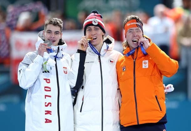 (260213) -- MILAN, Feb. 13, 2026 -- Gold medalist Metodej Jilek (C) of the Czech Republic, silver medalist Vladimir Semirunniy (L) of Poland and bronze medalist Jorrit Bergsma of the Netherlands bite their medals during the awarding ceremony of the Speed skating, Eisschnelllauf men s 10000m event at the Milan-Cortina 2026 Olympic Winter games, Winterspiele,Spiele, Summer games in Milan, Italy, Feb. 13, 2026. ) (MICO2026)ITALY-MILAN-OLYMPIC WINTER GAMES-SPEED SKATING-MEN S 10000M LixJing 