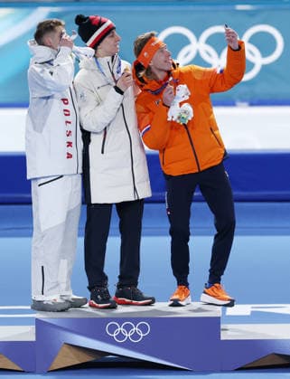 (260213) -- MILAN, Feb. 13, 2026 -- Gold medalist Metodej Jilek (C) of the Czech Republic, silver medalist Vladimir Semirunniy (L) of Poland and bronze medalist Jorrit Bergsma of the Netherlands take a selfie during the awarding ceremony of the Speed skating, Eisschnelllauf men s 10000m event at the Milan-Cortina 2026 Olympic Winter games, Winterspiele,Spiele, Summer games in Milan, Italy, Feb. 13, 2026. ) (MICO2026)ITALY-MILAN-OLYMPIC WINTER GAMES-SPEED SKATING-MEN S 10000M DuxXiaoyi 