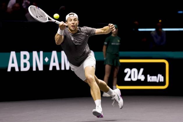 ROTTERDAM - Tallon Griekspoor in action against FÃ lix Auger-Aliassime during the quarterfinals on the fifth day of the ABN AMRO tennis tournament in Ahoy Rotterdam. BAS CZERWINSKI ANP xVIxANPxSportx xxANPxIVx 550599022 originalFilename: 550599022.jpg