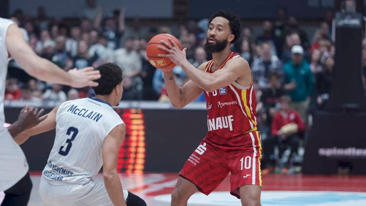 In the picture from left Kevin McClain MLP Academics Heidelberg, 3 against Davion Mintz Wuerzburg Baskets, 10 13 02 2026, Fitness First Wuerzburg Baskets vs MLP Academics Heidelberg, easyCredit BBL, Matchday 20, Germany, 97072, tectake Arena Wuerzburg, Copyright: HMBxMedia xJulienxBecker