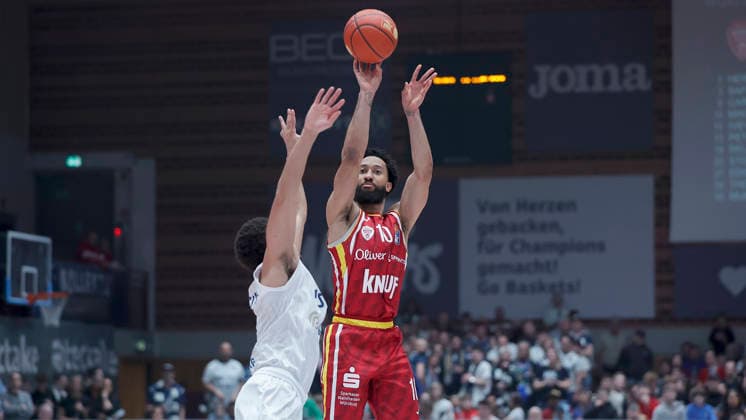 In the picture from left Kevin McClain MLP Academics Heidelberg, 3 against Davion Mintz Wuerzburg Baskets, 10 13 02 2026, Fitness First Wuerzburg Baskets vs MLP Academics Heidelberg, easyCredit BBL, Matchday 20, Germany, 97072, tectake Arena Wuerzburg, Copyright: HMBxMedia xJulienxBecker