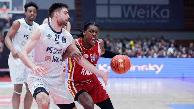 In the picture from left Mateo Seric MLP Academics Heidelberg, 21 against Marcus Carr Wuerzburg Baskets, 5 13 02 2026, Fitness First Wuerzburg Baskets vs MLP Academics Heidelberg, easyCredit BBL, Matchday 20, Germany, 97072, tectake Arena Wuerzburg, Copyright: HMBxMedia xJulienxBecker