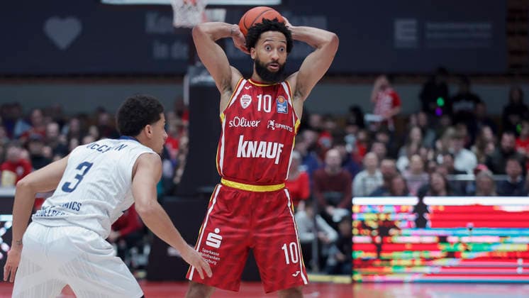 In the picture from left Kevin McClain MLP Academics Heidelberg, 3 against Davion Mintz Wuerzburg Baskets, 10 13 02 2026, Fitness First Wuerzburg Baskets vs MLP Academics Heidelberg, easyCredit BBL, Matchday 20, Germany, 97072, tectake Arena Wuerzburg, Copyright: HMBxMedia xJulienxBecker