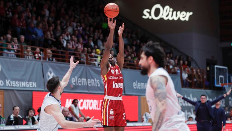 In the picture from left Mateo Seric MLP Academics Heidelberg, 21 against Johnathan Stove Wuerzburg Baskets, 22 13 02 2026, Fitness First Wuerzburg Baskets vs MLP Academics Heidelberg, easyCredit BBL, Matchday 20, Germany, 97072, tectake Arena Wuerzburg, Copyright: HMBxMedia xJulienxBecker
