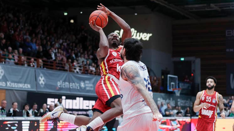 In the picture from left Johnathan Stove Wuerzburg Baskets, 22 against Marcel Keßen MLP Academics Heidelberg, 15 13 02 2026, Fitness First Wuerzburg Baskets vs MLP Academics Heidelberg, easyCredit BBL, Matchday 20, Germany, 97072, tectake Arena Wuerzburg, Copyright: HMBxMedia xJulienxBecker