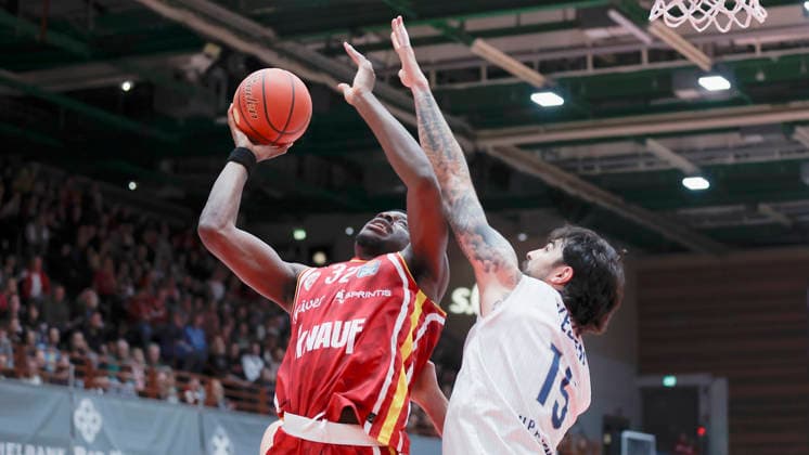 In the picture from left Charles Thompson Wuerzburg Baskets, 32 against Mateo Seric MLP Academics Heidelberg, 21 13 02 2026, Fitness First Wuerzburg Baskets vs MLP Academics Heidelberg, easyCredit BBL, Matchday 20, Germany, 97072, tectake Arena Wuerzburg, Copyright: HMBxMedia xJulienxBecker