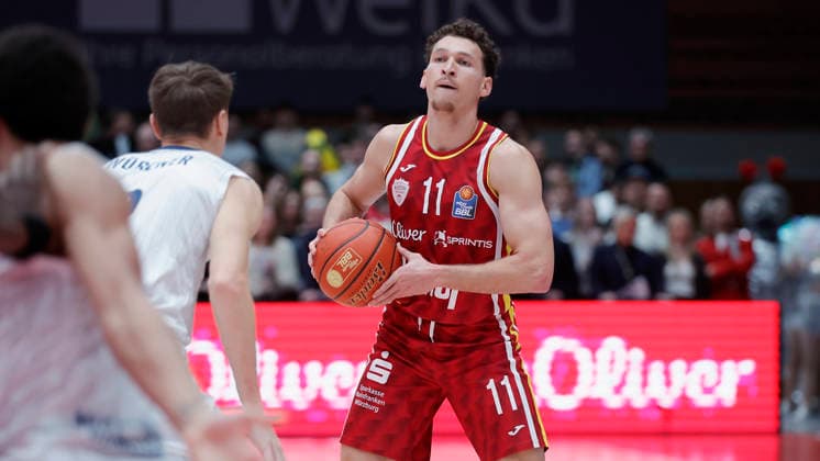 In the picture from left Niklas Wuerzner MLP Academics Heidelberg, 2 against Brae Ivey Wuerzburg Baskets, 11 13 02 2026, Fitness First Wuerzburg Baskets vs MLP Academics Heidelberg, easyCredit BBL, Matchday 20, Germany, 97072, tectake Arena Wuerzburg, Copyright: HMBxMedia xJulienxBecker
