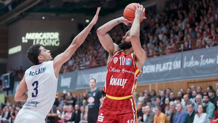 In the picture from left Kevin McClain MLP Academics Heidelberg, 3 against Davion Mintz Wuerzburg Baskets, 10 13 02 2026, Fitness First Wuerzburg Baskets vs MLP Academics Heidelberg, easyCredit BBL, Matchday 20, Germany, 97072, tectake Arena Wuerzburg, Copyright: HMBxMedia xJulienxBecker