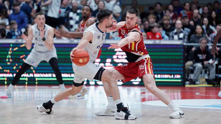 In the picture from left Mateo Seric MLP Academics Heidelberg, 21 against Christian Skladanowski Wuerzburg Baskets, 19 13 02 2026, Fitness First Wuerzburg Baskets vs MLP Academics Heidelberg, easyCredit BBL, Matchday 20, Germany, 97072, tectake Arena Wuerzburg, Copyright: HMBxMedia xJulienxBecker