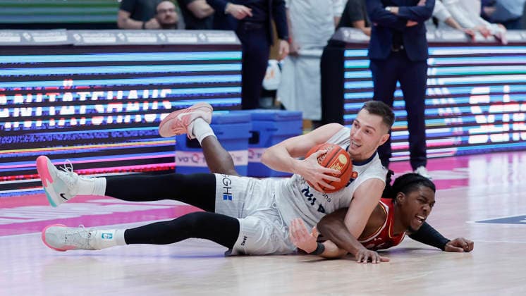 In the picture from left Ryan Mikesell MLP Academics Heidelberg, 33 against Marcus Carr Wuerzburg Baskets, 5 13 02 2026, Fitness First Wuerzburg Baskets vs MLP Academics Heidelberg, easyCredit BBL, Matchday 20, Germany, 97072, tectake Arena Wuerzburg, Copyright: HMBxMedia xJulienxBecker