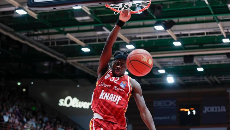 In the picture Charles Thompson Wuerzburg Baskets, 32 with the dunk 13 02 2026, Fitness First Wuerzburg Baskets vs MLP Academics Heidelberg, easyCredit BBL, Matchday 20, Germany, 97072, tectake Arena Wuerzburg, Copyright: HMBxMedia xJulienxBecker