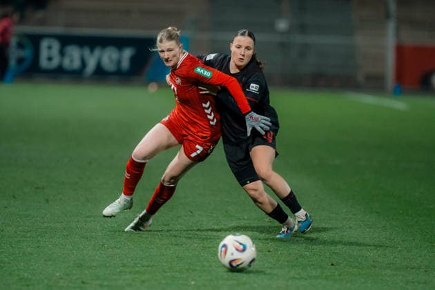 13.02.26, Women, Football, Google Pixel Frauen Bundesliga, Season 2025 2026, Bayer 04 Leverkusen - 1.FC Köln, Matchday 18 Anna-Lena Stolze ( 7 - 1. FC Köln) and Estrella Merino Gonzalez ( 10 - Bayer 04 Leverkusen) in a duel Leverkusen Ulrich-Haberland-Stadion NRW Deutschland