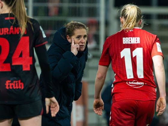 Britta Carlson 1 FC Koeln, Coach talks to Pauline Bremer 1 FC Koeln, 11 Bayer 04 Leverkusen vs 1 FC Koeln, Football, Womens Bundesliga, Google Pixel Womens Bundesliga, Matchday 18, Season 2025 2026, 13 02 2026 DFB REGULATES PROHIBIT ANY USE OF PHOTOGRAPHS AS IMAGE SEQUENCES AND OR QUASI VIDEO, Bayer 04 Leverkusen vs 1 FC Koeln, Football, Womens Bundesliga, Google Pixel Womens Bundesliga, Matchday 18, Season 2025 2026, 13 02 2026 Leverkusen Copyright: xEibner-Pressefoto DamianxKruczynx EP_DKI