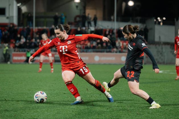 13.02.26, Women, Football, Google Pixel Frauen Bundesliga, Season 2025 2026, Bayer 04 Leverkusen - 1.FC Köln, Matchday 18 Amelie Bohnen ( 15 - 1. FC Köln) dribbling against Ruby Grant ( 22 - Bayer 04 Leverkusen) Leverkusen Ulrich-Haberland-Stadion NRW Deutschland