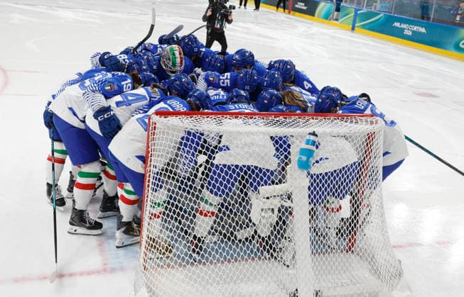 The Italian team huddles before the start the Women s Playoff Quarterfinal game against the USA at the Milano Rho Ice hockey, Eishockey Arena in Milan, Italy, on Friday, February 13, 2026.  OLY202602138602 AARONxJOSEFCZYK