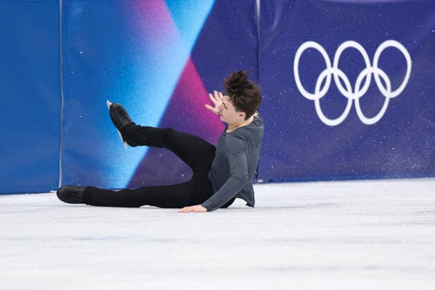 Winter Olympics - Men s Singles Free Skating Maxim Naumov of Team United States falls during the Men s Singles Free Figure skating, Eiskunstlauf event on day seven of the Milano Cortina 2026 Winter Olympic Games, Olympische Spiele, Olympia, OS at Milano Ice Skating Arena on February 13, 2026 in Milan, Italy. Photo by Alexis Jumeau ABACAPRESS.COM Milan Italy  Copyright: xJumeauxAlexis ABACAx