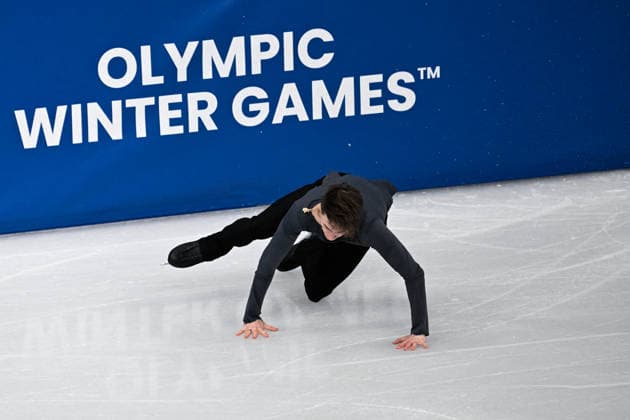 Winter Olympics - Men s Singles Free Skating Maxim Naumov of Team United States falls during the Men s Singles Free Figure skating, Eiskunstlauf event on day seven of the Milano Cortina 2026 Winter Olympic Games, Olympische Spiele, Olympia, OS at Milano Ice Skating Arena on February 13, 2026 in Milan, Italy. Photo by JMP ABACAPRESS.COM Milan Italy  Copyright: xJMP ABACAx