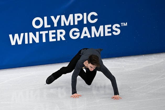 Winter Olympics - Men s Singles Free Skating Maxim Naumov of Team United States falls during the Men s Singles Free Figure skating, Eiskunstlauf event on day seven of the Milano Cortina 2026 Winter Olympic Games, Olympische Spiele, Olympia, OS at Milano Ice Skating Arena on February 13, 2026 in Milan, Italy. Photo by JMP ABACAPRESS.COM Milan Italy  Copyright: xJMP ABACAx