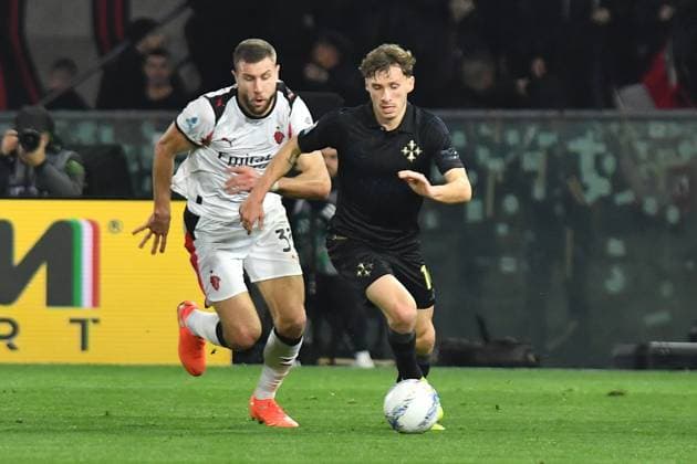 Strahinja Pavlovic (Milan) Matteo Tramoni (Pisa) during Pisa SC vs AC Milan, Italian soccer Serie A match in Pisa, Italy, February 13 2026  Copyright: xGabrielexMasotti IPAxSportx xipa-agency.netx xx IPA_71454752 IPA_Agency_IPA71454752