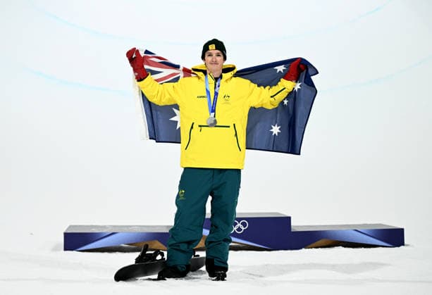 2026 WINTER Olympic Games, Olympische Spiele, Olympia, OS Scotty James of Australia poses with his silver medal following the Men™s Snowboard Halfpipe Final at the Livigno Snow Park on day 7 of the 2026 Milano Cortina Winter Olympic Games in Italy, Friday, February 13, 2026. ( NO ARCHIVING, EDITORIAL USE ONLY MILANO LOMBARDY ITALY  Copyright: xDANxHIMBRECHTSx 20260214185379508897