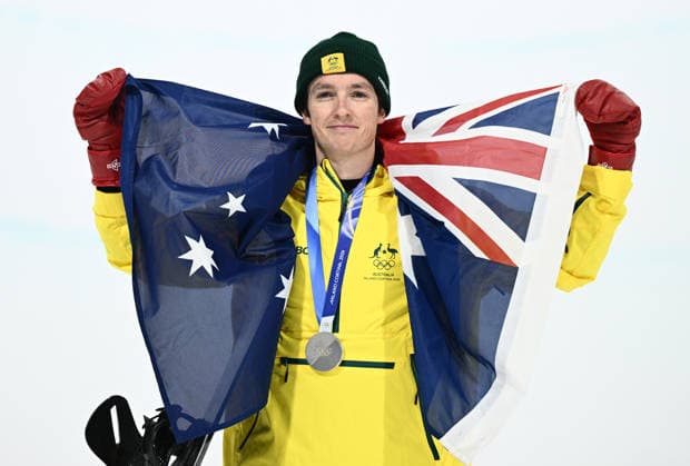 2026 WINTER Olympic Games, Olympische Spiele, Olympia, OS Scotty James of Australia poses with his silver medal following the Men™s Snowboard Halfpipe Final at the Livigno Snow Park on day 7 of the 2026 Milano Cortina Winter Olympic Games in Italy, Friday, February 13, 2026. ( NO ARCHIVING, EDITORIAL USE ONLY MILANO LOMBARDY ITALY  Copyright: xDANxHIMBRECHTSx 20260214114959372780