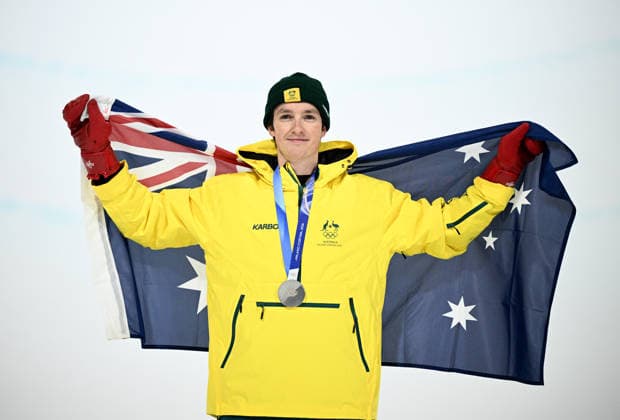 2026 WINTER Olympic Games, Olympische Spiele, Olympia, OS Scotty James of Australia poses with his silver medal following the Men™s Snowboard Halfpipe Final at the Livigno Snow Park on day 7 of the 2026 Milano Cortina Winter Olympic Games in Italy, Friday, February 13, 2026. ( NO ARCHIVING, EDITORIAL USE ONLY MILANO LOMBARDY ITALY  Copyright: xDANxHIMBRECHTSx 20260214195296939097