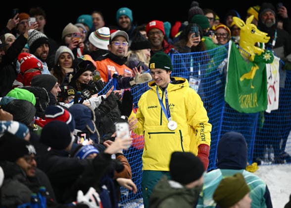 2026 WINTER Olympic Games, Olympische Spiele, Olympia, OS Scotty James of Australia celebrates with fans after receiving a silver medal in the Men™s Snowboard Halfpipe Final at the Livigno Snow Park on day 7 of the 2026 Milano Cortina Winter Olympic Games in Italy, Friday, February 13, 2026. ( NO ARCHIVING, EDITORIAL USE ONLY MILANO LOMBARDY ITALY  Copyright: xDANxHIMBRECHTSx 20260214125290700127