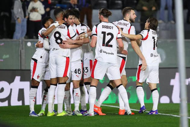 Ruben Loftus-Cheek of AC Milan celebrates with his team mates the goal of 0-1 scored during the serie A match between SC Pisa Calcio 1909 and AC Milan at Arena Garibaldi - Romeo Anconetani - Cetilar Arena Stadium in Pisa (Italy), February 13, 2026. massimilianoxcarnabuci